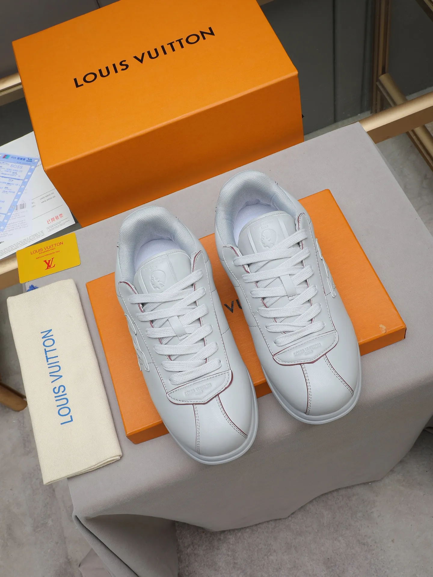 PP560 LV Louis Vuitton L Jialu Brand Runner Tatic Series Thick-soled Casual Sports Shoes Running Shoes Original purchase, development and production This LV Runner Tatic sports shoe combines technical materials such as mesh fabric and ribbons to interpret the inspiration of traditional mountaineering shoes. LV letters are written on one side, the lariat buckle of the quick lacing system is embellished with Monogram flowers and Louis Vuitton logos, and the light and wear-resistant rubber outsole completes the whole. ▪️Fabric: Original imported cowhide + mesh ▪️Inner lining: Original customized breathable mesh ▪️Sole: Original open-molded anti-slip rubber combination material ▪️Size: Men's 38-44 (customized for 45 and 46)